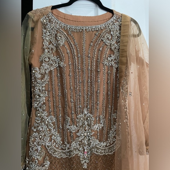 Heavy Indian/Pakistani outfit - Picture 3 of 6